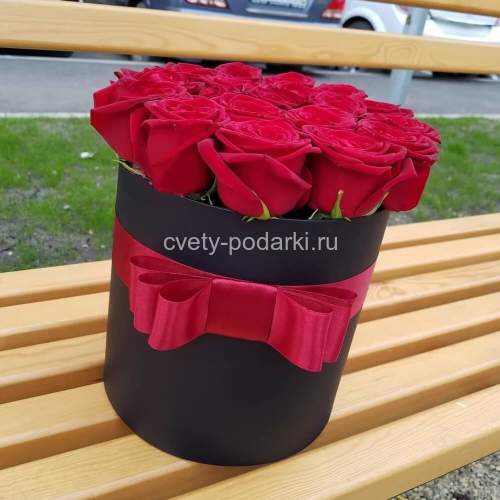 Розы «Ред Наоми» в коробке (19 шт.)  